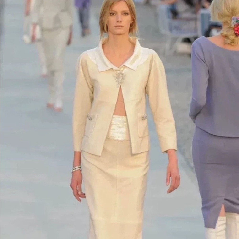 Authentic Chanel Cream Textured Women's Blazer - Picture 8 of 8